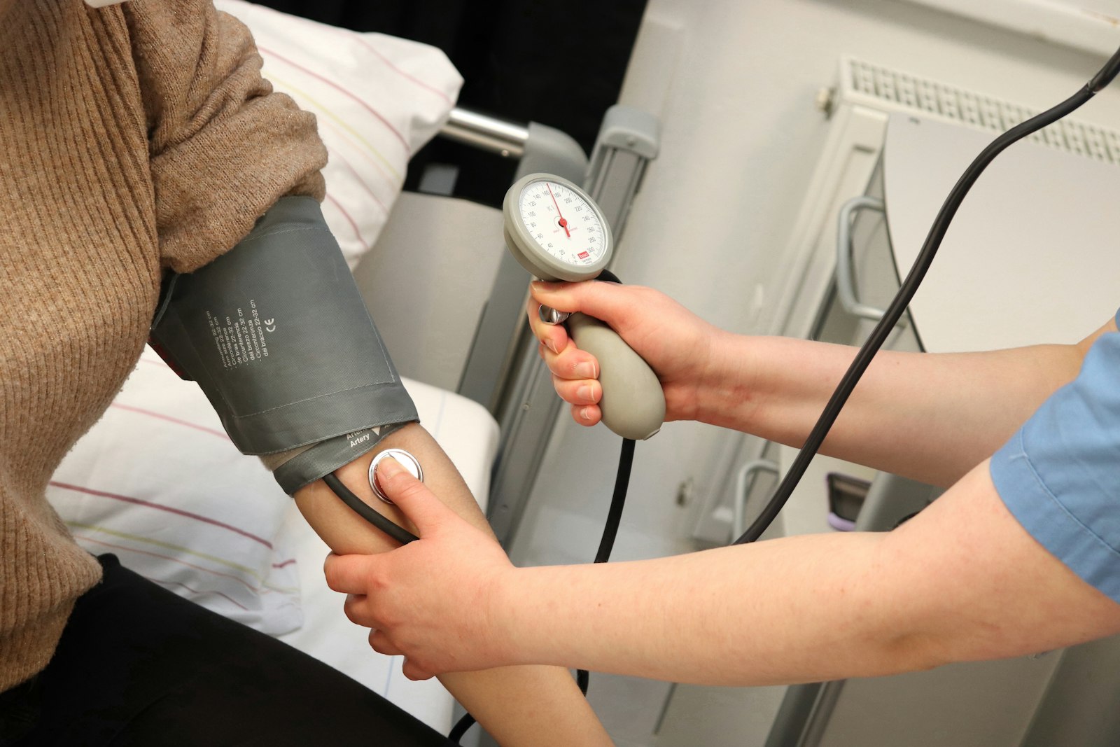 Pflegefachperson misst den Blutdruck einer Patientin — Alltagsbegleitung in der Pflegefachassistenz